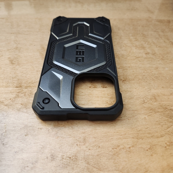 UAG Monarch Pro MagSafe Case for iPhone 14 Pro Max (6.7") - BUILT WITH Kevlar - Picture 6 of 7